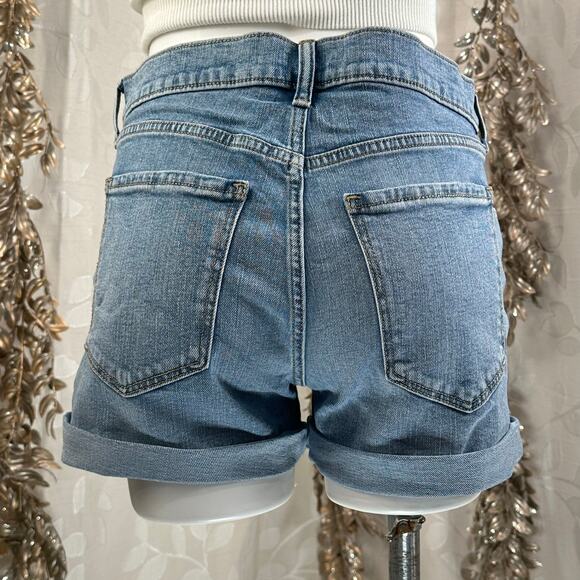 Old Navy Women’s Size 6 Boyfriend Denim Shorts Light Wash Distressed - Picture 6 of 10